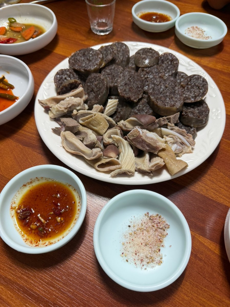 제주 전통 피창순대와 쫄깃한 내장 수육 모둠 한 접시 2026