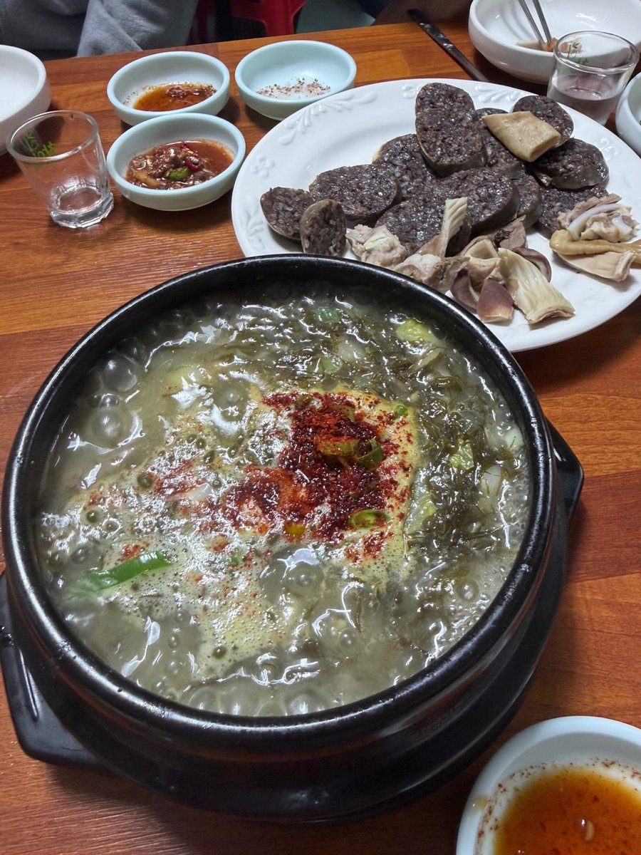 보글보글 뚝배기에 담겨 나오는 제주 토속 모자반 몸국 2026