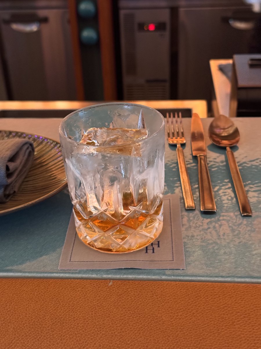 하이하우스 크리스탈 락 글라스에 담긴 헤네시 VSOP 온더락